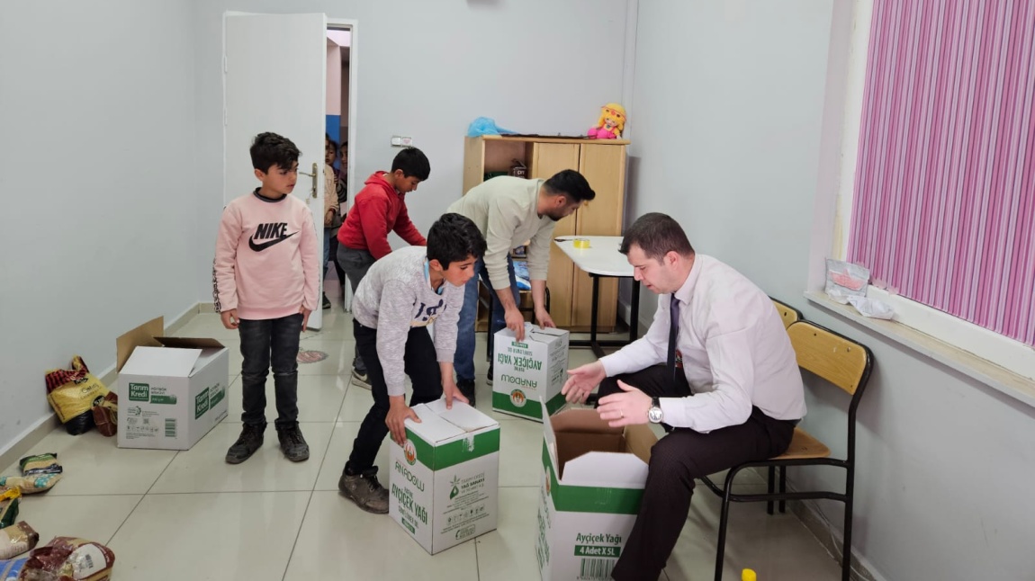 Öğrencilerimizin desteği ile 20 adet gıda kolisi hazırlanarak Erciş Kızılay yetkililerine teslim edildi.